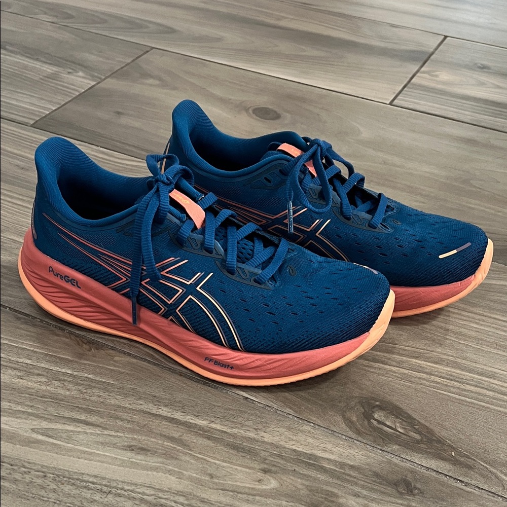 ASICS women’s gel-cumulus 26 size 7.5 - Navy and Coral